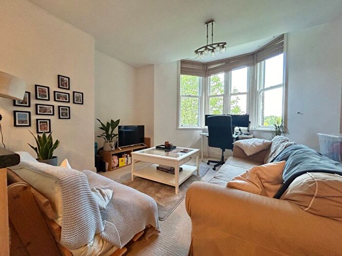 2 Bedroom Flat To Rent In Hollin Lane, Weetwood, Leeds, LS16