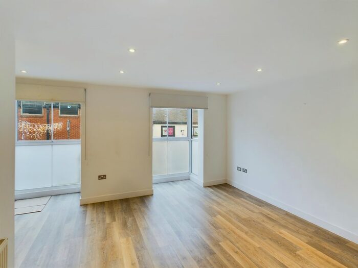 1 Bedroom Flat To Rent In Moulsham Street, Chelmsford, CM2