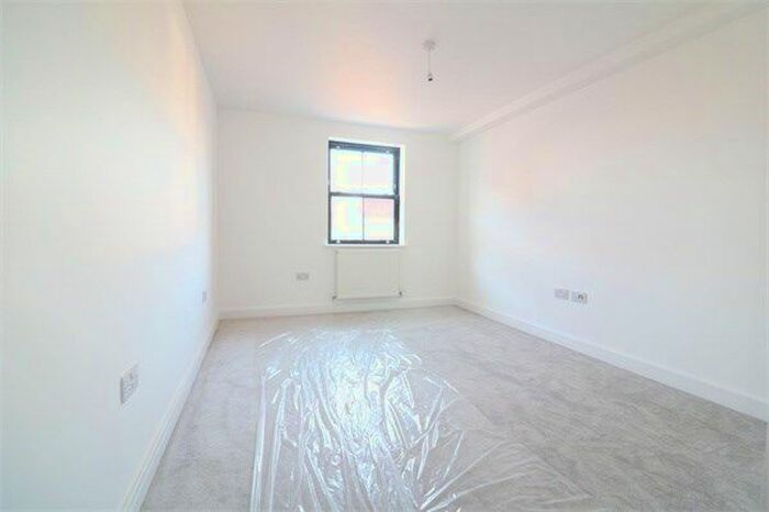 2 Bedroom Flat To Rent In Turners Hill, Cheshunt, Waltham Cross, EN8