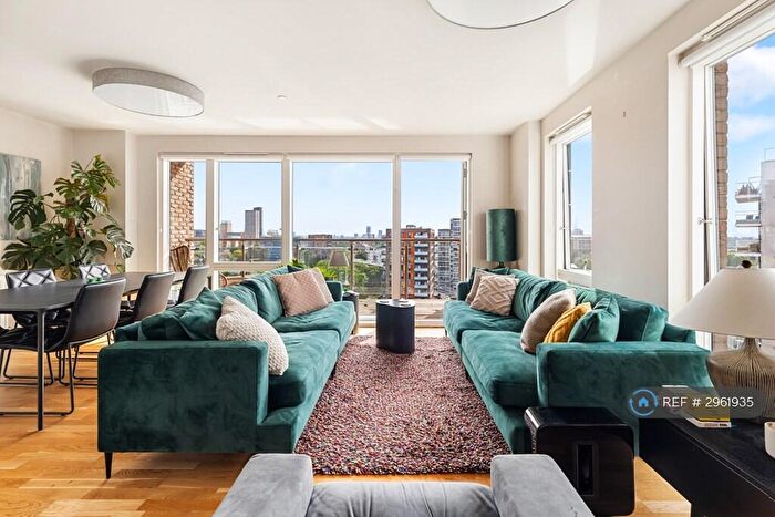 3 Bedroom Flat To Rent In Limehouse Cut Canal, London, E14