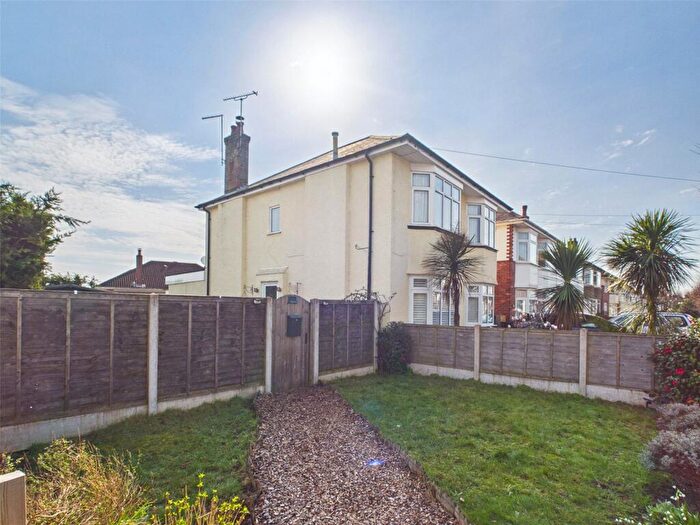 2 Bedroom Apartment For Sale In Harting Road, Bournemouth, Dorset, BH6