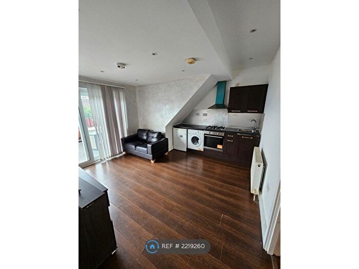 2 Bedroom Flat To Rent In Parade Mansions, London, NW4