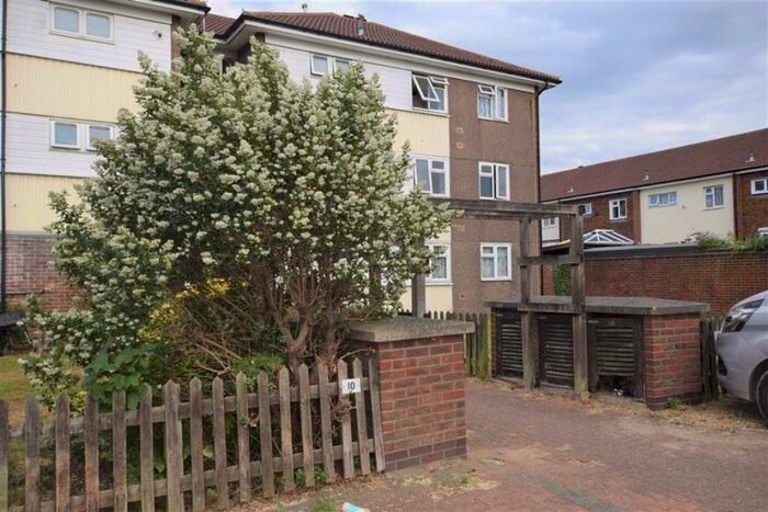 2 Bedroom Flat To Rent In Dover Way, Basildon, Essex, SS13