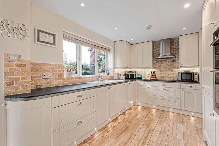 4 Bedroom Detached House For Sale In Willowdale Close, Stroud, Hampshire, GU32