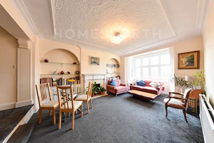 3 Bedroom Flat For Sale In Wendover Court, Finchley Road, Barnet, NW2