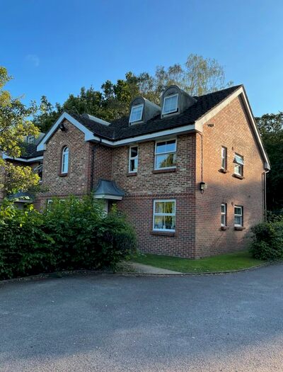 2 Bedroom Flat To Rent In Poplar Close, Bracknell RG12