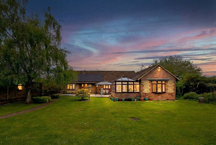 5 Bedroom Property For Sale In Woodcote Lane, Littlehampton, BN17