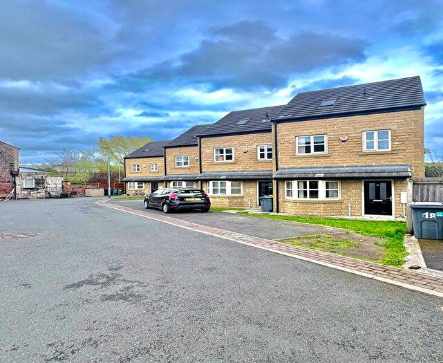 3 Bedroom Semi Detached House To Rent In Buttercup Drive, Cleckheaton, West Yorkshire, BD19