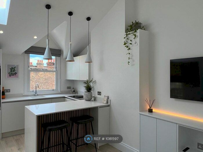 2 Bedroom Flat To Rent In Oakhill Road, London, SW15