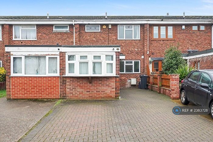 4 Bedroom Semi-Detached House To Rent In Copper Beech Close, Ilford, IG5