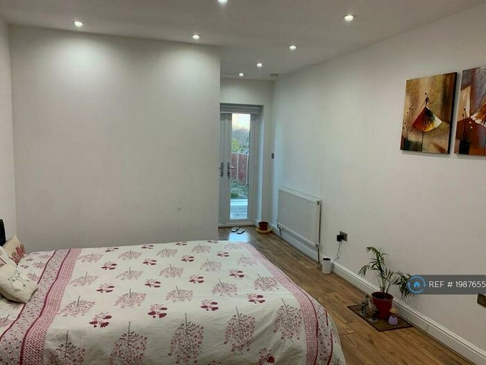 Studio To Rent In Anex Oakdene House, Surbiton, KT5