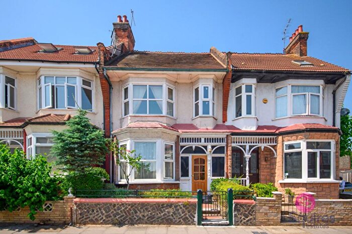 3 Bedroom Terraced House For Sale In Squires Lane, London, N3