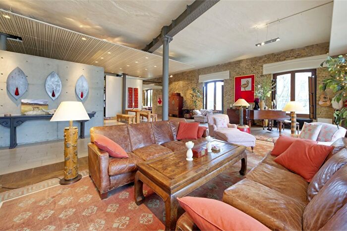 2 Bedroom Flat To Rent In Parkgate Road, London, SW11