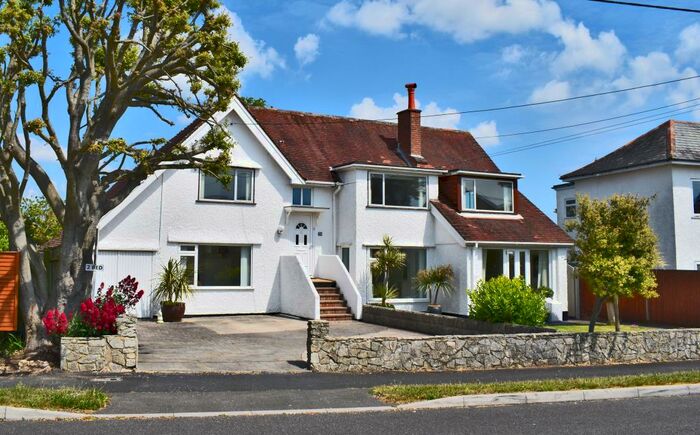 2 Bedroom Flat To Rent In Beach Avenue, Barton On Sea, New Milton, Hampshire, BH25