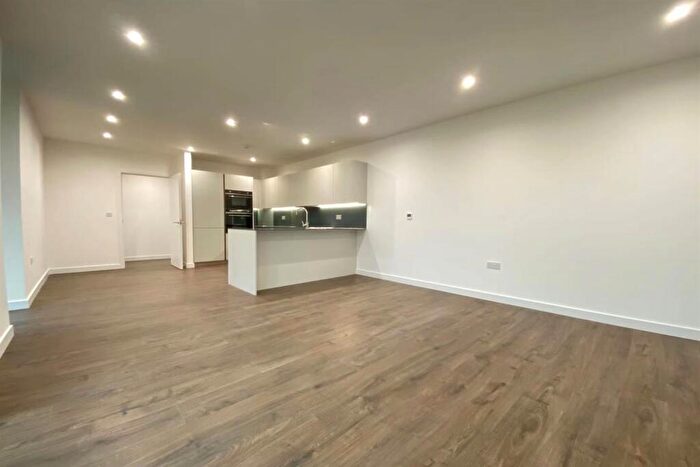 2 Bedroom Apartment To Rent In Hartingtons Court, N4