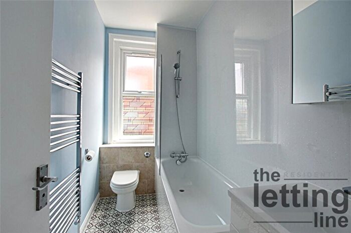 2 Bedroom Apartment To Rent In Windmill Hill, Enfield, Middlesex, EN2