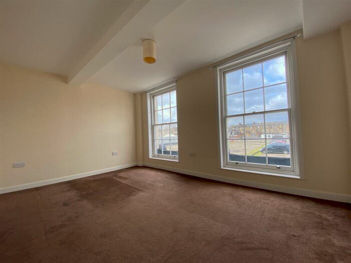 2 Bedroom Flat To Rent In Parrock Street, Gravesend, DA12