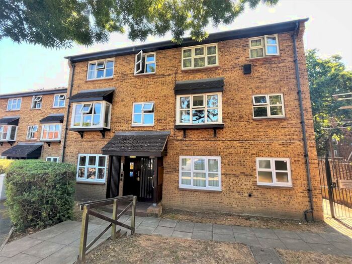 2 Bedroom Flat To Rent In Parish Gate Drive, Sidcup, Kent, DA15