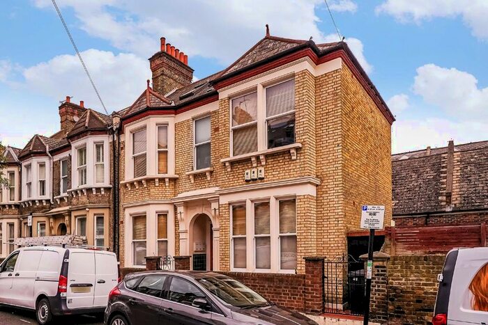 2 Bedroom Flat To Rent In Tremadoc Road, London, SW4