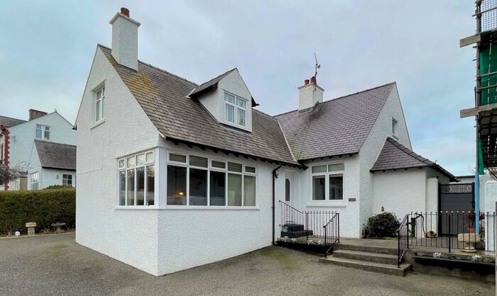 3 Bedroom Detached House For Sale In Walthew Avenue, Holyhead, Sir Ynys Mon, LL65