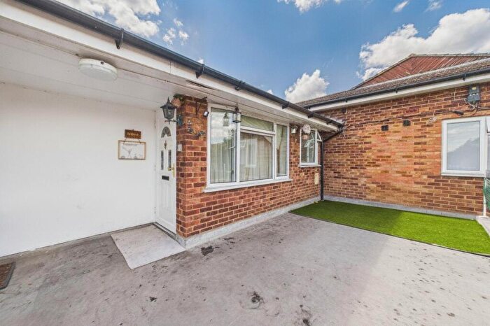 2 Bedroom Maisonette For Sale In Bean Oak Road, Wokingham, Berkshire, RG40