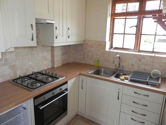 3 Bedroom Flat To Rent In Condor Court Guildford, GU2