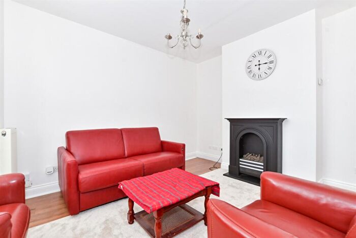 3 Bedroom End Of Terrace House For Sale In Beaconsfield Road, Maidstone, Kent, ME15