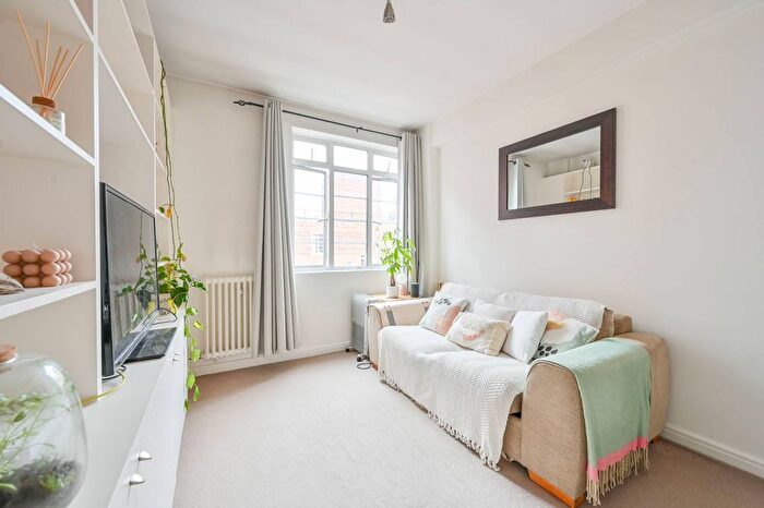 1 Bedroom Flat To Rent In Hammersmith Road, Hammersmith, London, W6