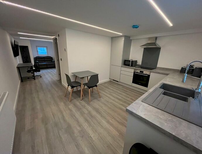 4 Bedroom Apartment To Rent In Burchett Terrace, Leeds, West Yorkshire, LS6