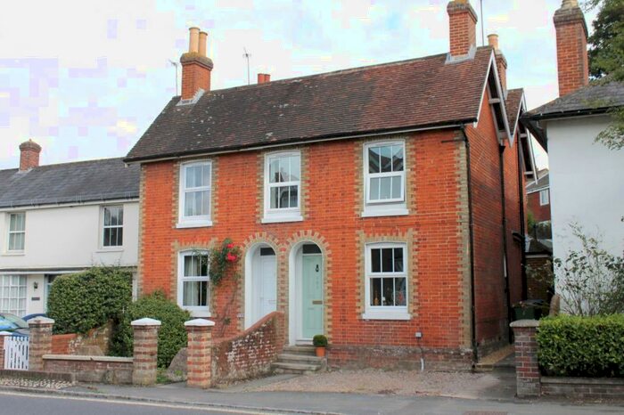 2 Bedroom Terraced House To Rent In High Street, Billingshurst, RH14
