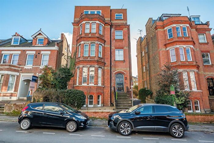 2 Bedroom Flat For Sale In Claremont Gardens, Surbiton, KT6