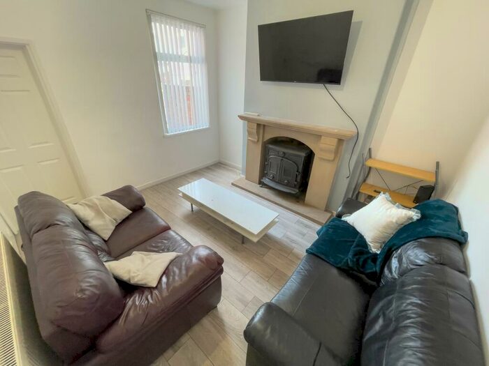 3 Bedroom House To Rent In Adelaide Road, L7