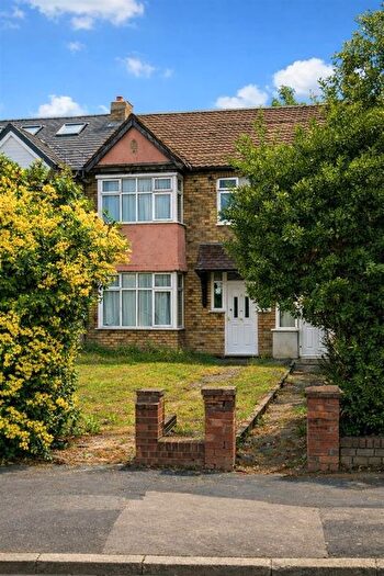 Studio To Rent In North Circular Road, London, NW2