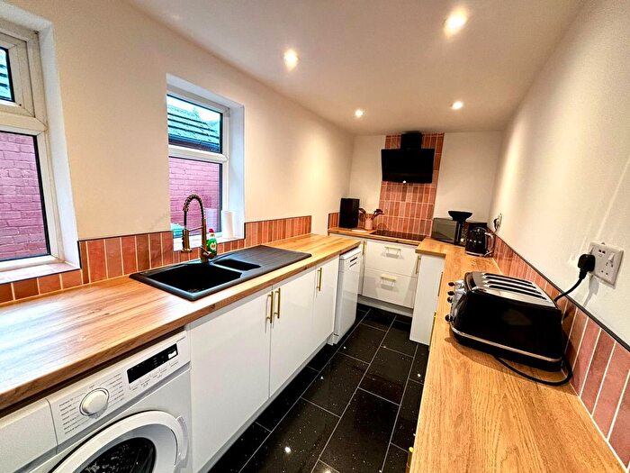 2 Bedroom Terraced House For Sale In King Street, Pontefract, WF8