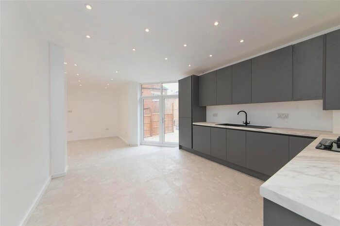 3 Bedroom Flat To Rent In King Street, East Finchley, N2