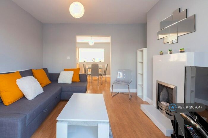 3 Bedroom Semi-Detached House To Rent In Roundhay Grove, Leeds, LS8