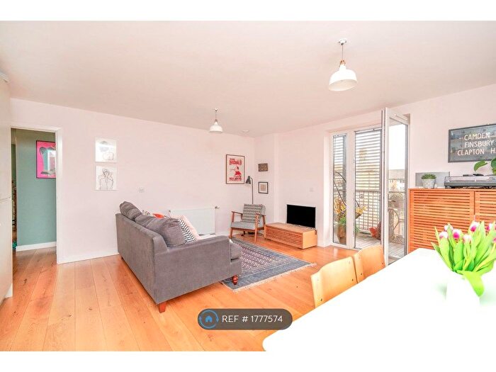 3 Bedroom Flat To Rent In Gallagher House, London, E9