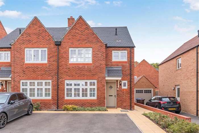 3 Bedroom Semi-Detached House For Sale In Bidwell Road, Banbury, OX16