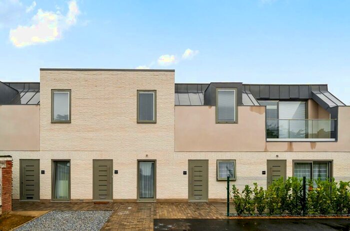 2 Bedroom Flat To Rent In Winders Close Beckenham, BR3