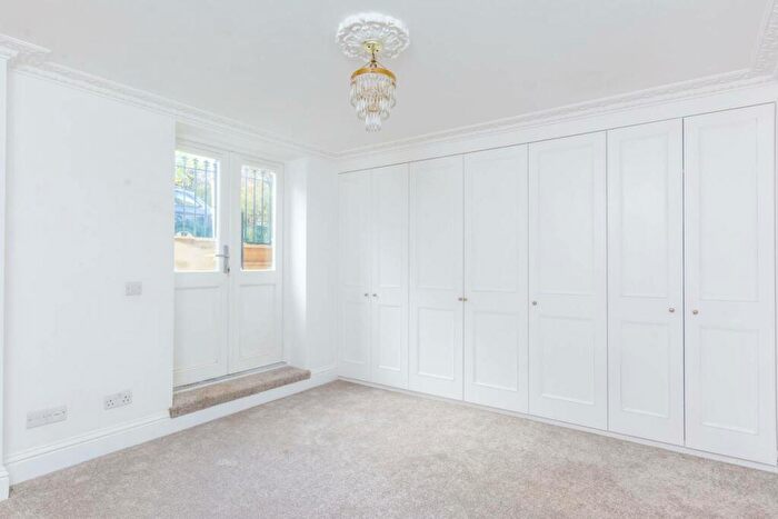 3 Bedroom Flat To Rent In Mortlake High Street, Mortlake, London, SW14