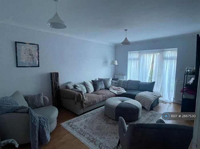 2 Bedroom Flat To Rent In The Vineries, London, N14