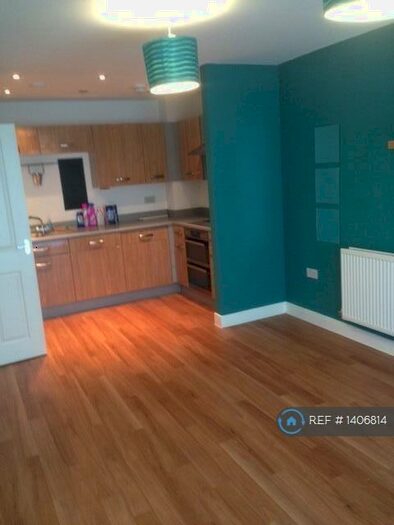 2 Bedroom Flat To Rent In Roehampton House, Dagenham, RM8