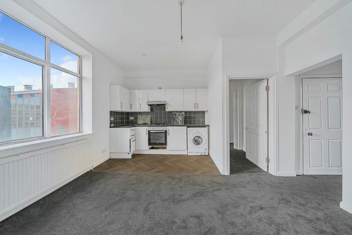 3 Bedroom Flat To Rent In New Cross Road, New Cross, London, SE14