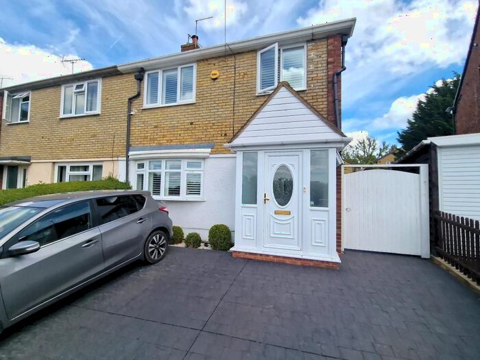 3 Bedroom Semi-Detached House To Rent In Hemel Hempstead, Hertfordshire, HP3