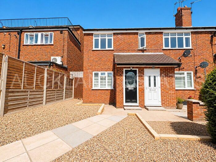 2 Bedroom Maisonette For Sale In Hermitage Court, Potters Bar, EN6