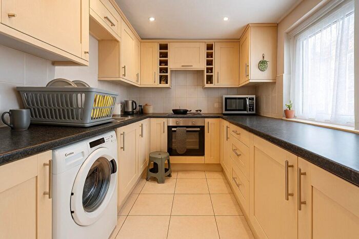1 Bedroom Apartment To Rent In Chichester Close Slough, SL1