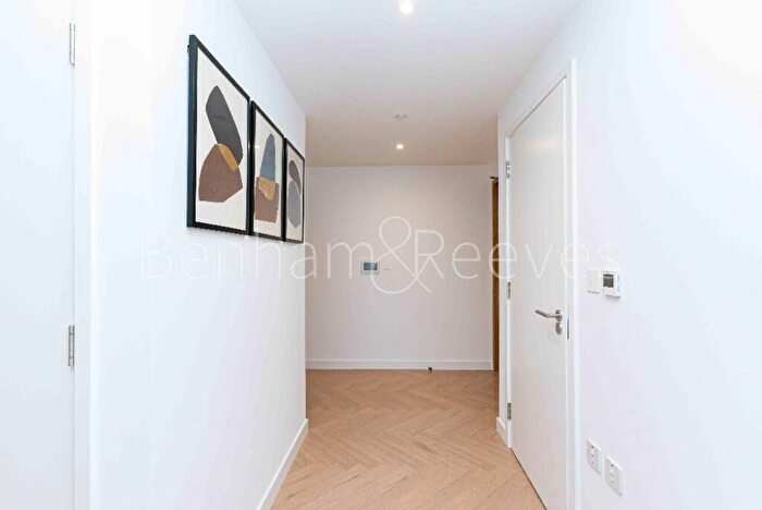 2 Bedroom Apartment To Rent In One Thames Quay, Canary Wharf, E14