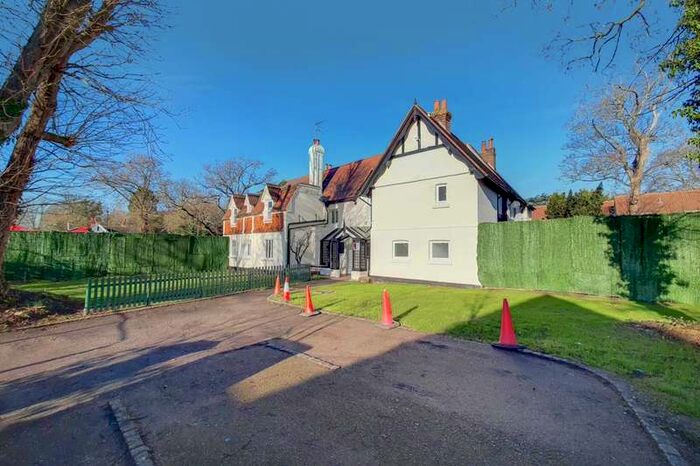 2 Bedroom Flat To Rent In Fawns Manor Close, Bedfont, TW14