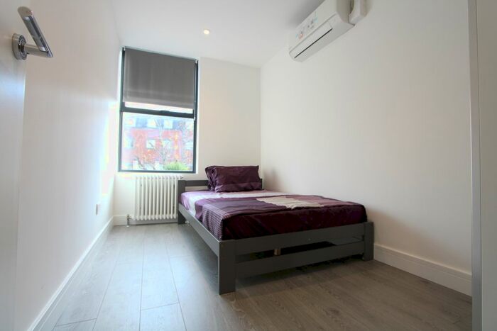 3 Bedroom Flat To Rent In Parkgate Road, Battersea, SW11