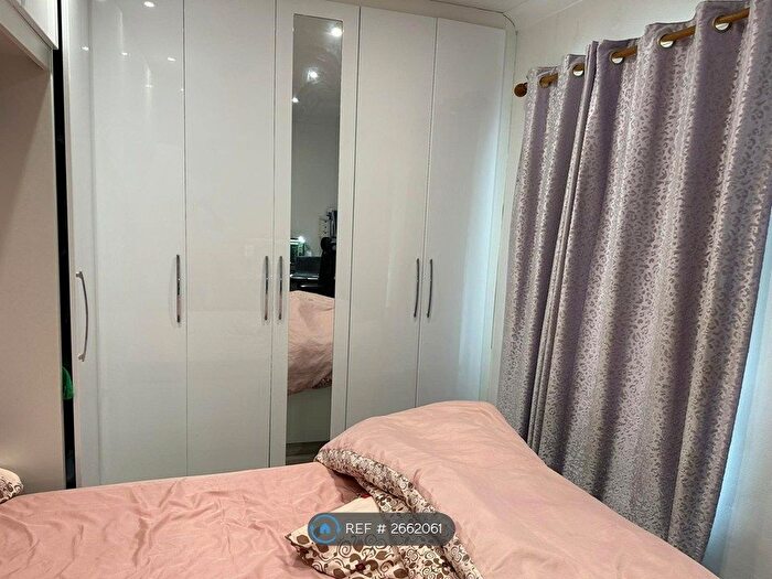 3 Bedroom Flat To Rent In Cambridge Road, Hounslow, TW4